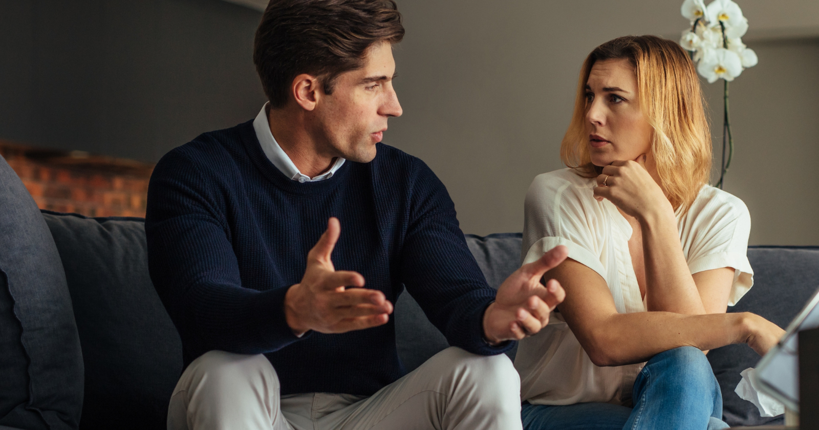 If a man displays these 9 subtle behaviors, he’s attracted to you but has no intention of getting serious
